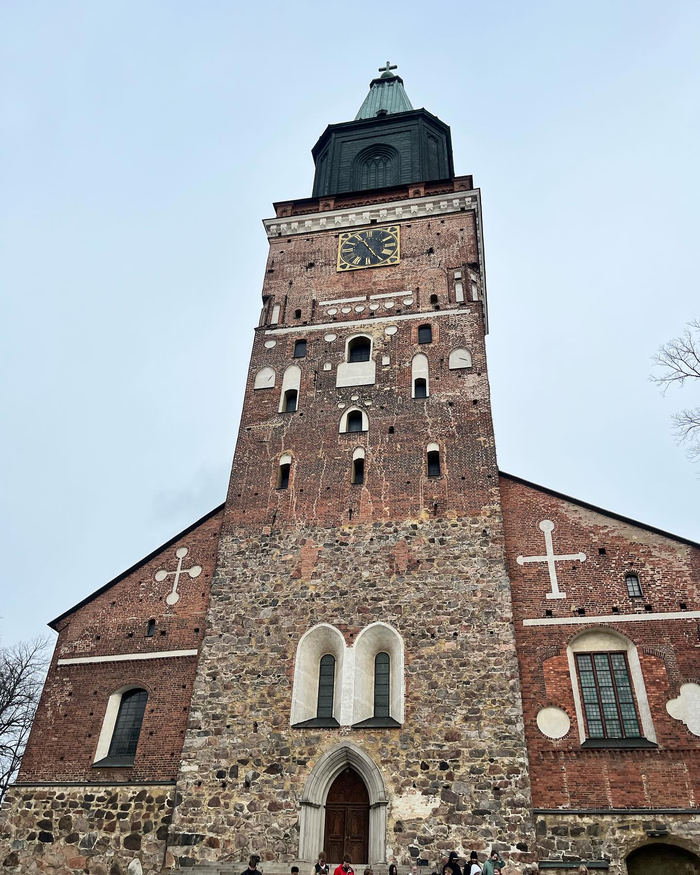 Kaikkien parien kirkolliselle vihkimiselle kirkolliskokouksen enemmistön tuki 

Selvä enemmistö kirkolliskokousedustajista haluaa muutosta kirkon sateenkaaripareja syrjivään avioliittokantaan. 

Kysymys kirkon avioliittomallista on ollut käsittelyssä tällä viikolla kokoontuvassa kirkolliskokouksessa.

Piispojen esitys kahdesta rinnakkaisesta avioliittokäsityksestä ei saanut taakseen vaadittavaa kolmen neljäsosan määräenemmistöä. 

Keskustelun aikana tehtiin esitys siitä, että piispat antaisivat kaikkiin seurakuntiin pastoraalisen ohjeen samaa sukupuolta olevien parien vihkimisestä ja seurakuntalaisten yhdenvertaisesta kohtelusta. Tätä kannatti merkittävä enemmistö edustajista.

Samaa sukupuolta olevien parien kirkollinen vihkiminen on ollut juridisesti mahdollista avioliittolain muuttumisen jälkeen. Nyt piispainkokous ja kirkolliskokouksen oppia käsittelevä perustevaliokunta ovat todenneet sen myös teologisesti mahdolliseksi. 

Muutos on edennyt enemmistön toivomaan suuntaan, vaikka tiukan 
määräenemmistösäädöksen vuoksi kirkolliskokouksessa ei edelleenkään saatu tehtyä asiasta virallista päätöstä. 

Sateenkaarivihkimiset jatkuvat kirkossa kuten tähänkin asti. Kaikille pareille löytyy vihkivä pappi. Tilanne eri puolilla Suomea on erilainen, mutta seurakunnat ovat enenevässä määrin tehneet päätöksiä kirkkojen avaamisesta kaikille pareille. Paikkakuntakohtaisen tilanteen voi tarkistaa Sateenkaaripapit-sivustolta. 

(Kirkolliskokous on kirkon ylin päättävä elin. Muutoksen tuuli on uudistusmielisten kirkolliskokousedustajien verkosto.)