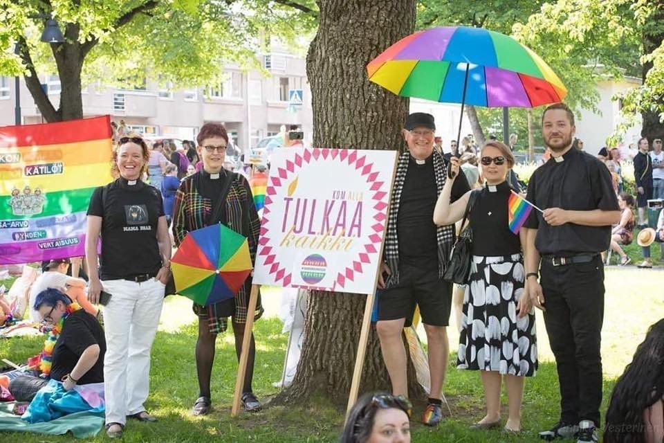 Juhlapäivä: tänään huipentuu Helsinki Pride, kulkue lähtee Senaatintorilta klo 12 🏳️‍🌈 Tervetuloa marssimaan jo tutuksi tulleen valkoisen ristin alle ✝️ #helsinkipride #pride #tulkaakaikki